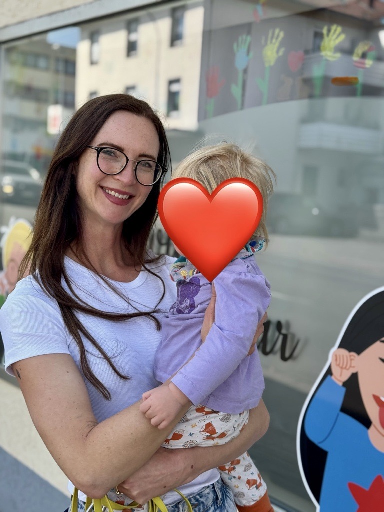 Momboarding_Ankerkopf_gründerin_Sarah_mit Kind